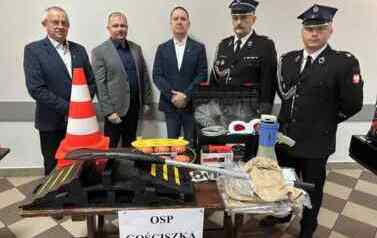 Przekazanie sprzętu w ramach dofinansowania Starostwa Powiatowego w Żurominie dla OSP 3
