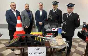 Przekazanie sprzętu w ramach dofinansowania Starostwa Powiatowego w Żurominie dla OSP 8
