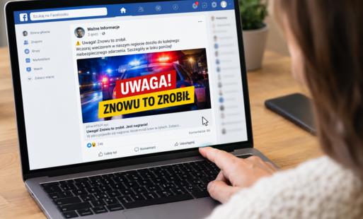 Osoba przed laptopem klikającą link na facebooku prowadzący do fałszywej informacji, "Uwaga! Znowu to zrobił."